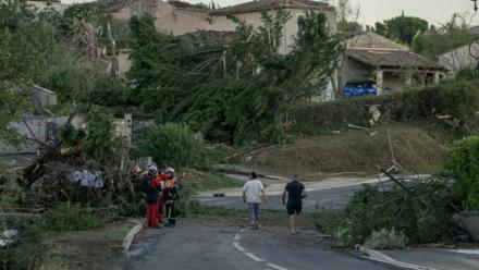 Cette photographie, prise le 24 août 2026, montre des maisons endommagées et des arbres renversés après le passage d'une tornade à Pomas, dans le sud-ouest de la France