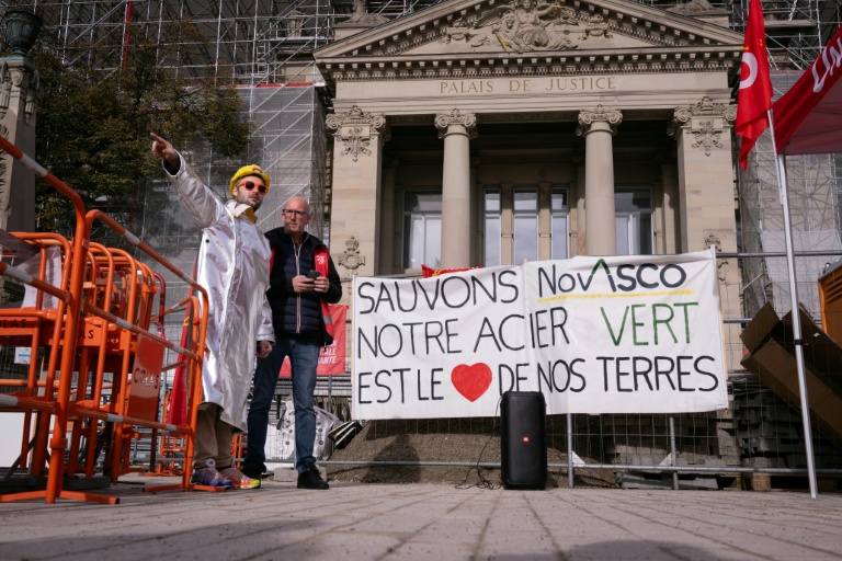 Soutien devant le tribunal de Strasbourg le 31 octobre 2025 où sont examinées les offres de reprise de l'aciériste