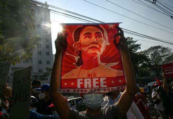 Un manifestant tient un poster à l'effigie d'Aung San Suu Kyi lors d'une manifestation à Rangoun, en Birmanie, le 15 février 2021