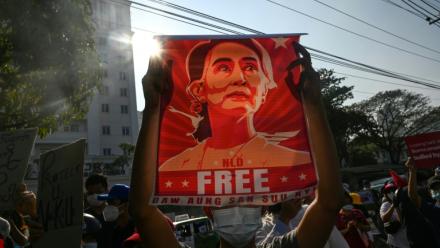 Un manifestant tient un poster à l'effigie d'Aung San Suu Kyi lors d'une manifestation à Rangoun, en Birmanie, le 15 février 2021
