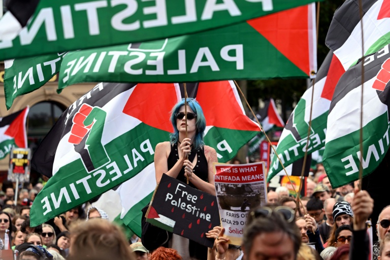 Des militants pro-palestiniens manifestent à Melbourne contre la visite du président israélien Isaac Herzog en Australie, le 9 février 2026