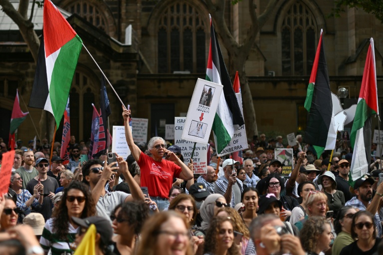 Des militants pro-palestiniens manifestent  à Sydney contre la visite du président israélien Isaac Herzog en Australie, le 9 février 2026 