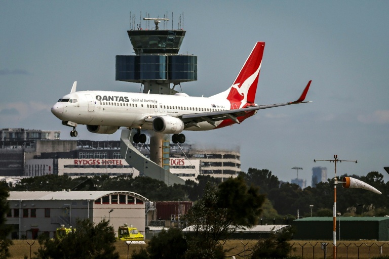 Vue d'un Boeing 737 en vol de la compagnie aérienne Qantas, le 18 août 2025 à Sydney