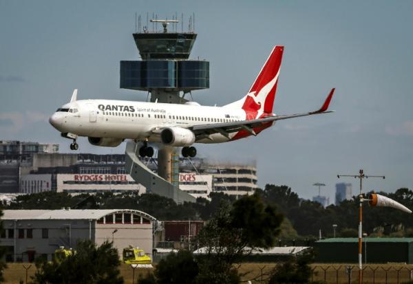 Vue d'un Boeing 737 en vol de la compagnie aérienne Qantas, le 18 août 2025 à Sydney