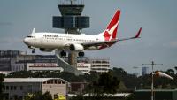 Vue d'un Boeing 737 en vol de la compagnie aérienne Qantas, le 18 août 2025 à Sydney