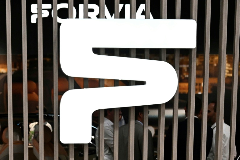 'équipementier automobile français Forvia, en difficulté depuis plusieurs années, a annoncé lundi la vente de sa division d'aménagements intérieurs au gestionnaire d'actifs américain Apollo