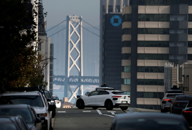 Un robotaxi Waymo dans les rues de San Francisco aux Etats-Unis le 8 décembre 2025