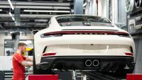 Un employé travaillant sur une Porsche 911, le modèle historique de la marque, à l'usine de Zuffenhausen, le 6 mars 2025