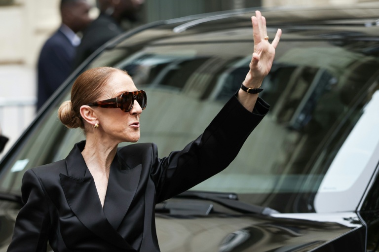 La chanteuse Céline Dion salue ses fans devant l'hôtel le Royal Monceau à Paris, le 3 septembre 2026, avant une série de concerts dans la capitale