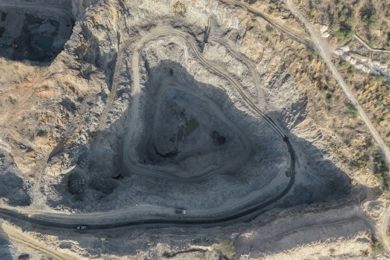 Vue aérienne d'une carrière dans les monts des Aravallis, le 19 mai 2026 à  Neem ka Thana, dans l'Etat indien du Rajasthan 