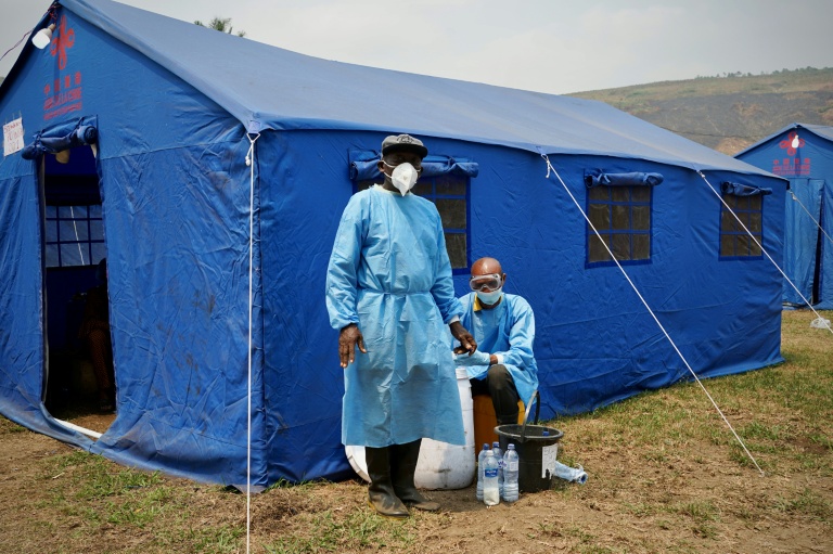 Sous des tentes, les équipes de dépistage contrôlent la température des passagers et vérifient l’absence de symptômes d'Ebola, au port fluvial de Bende-Bende, commune de Maluku, en République démocratique du Congo (RDC), le 20 août 2026