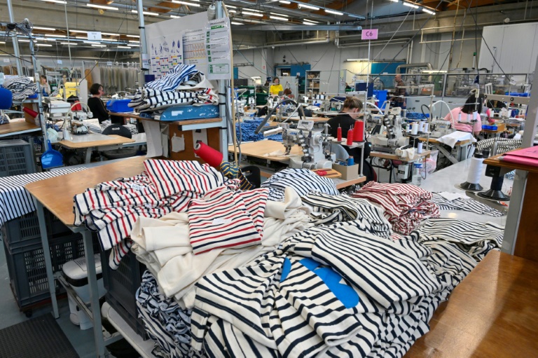 Des employées dans l'atelier de l'usine Saint-James, dans la Manche, le 22 mai 2025