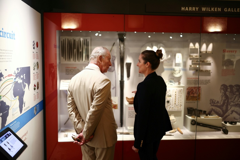 Le roi Charles III lors d'une visite guidée proposée par Elena Strong, directrice générale du Musée national des Bermudes, le 1er mai 2026