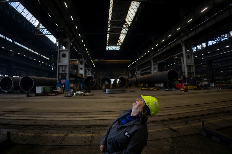 Halina Krauze, une grutière de 65 ans, pose dans un hangar des chantiers naval de Gdansk, le 6 mars 2026