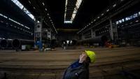 Halina Krauze, une grutière de 65 ans, pose dans un hangar des chantiers naval de Gdansk, le 6 mars 2026