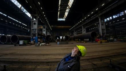 Halina Krauze, une grutière de 65 ans, pose dans un hangar des chantiers naval de Gdansk, le 6 mars 2026