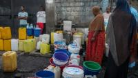 Des habitants font la queue pour remplir leur bidon d'eau potable à Moroni, aux Comores, le 2 juillet 2026