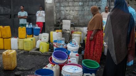 Des habitants font la queue pour remplir leur bidon d'eau potable à Moroni, aux Comores, le 2 juillet 2026