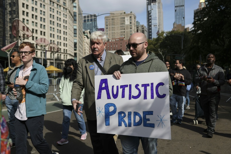 Défilé de personnes atteintes d'autisme, à New York, le 19 octobre 2025