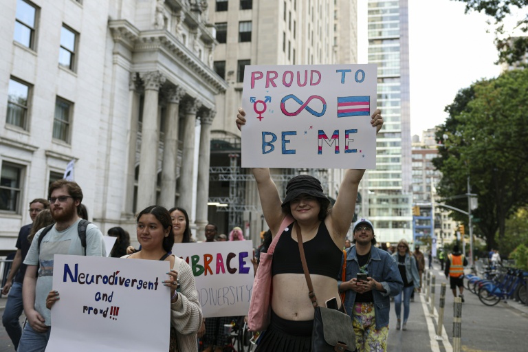 Des personnes atteintes d'autisme défilent à New York, le 19 octobre 2025