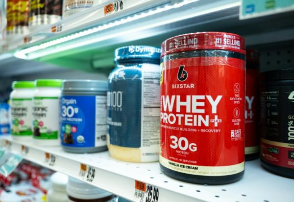 De la protéine de whey en rayon dans une épicerie de Bethesda, dans le Maryland, le 27 juillet 2026