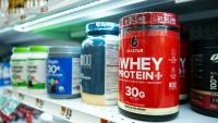 De la protéine de whey en rayon dans une épicerie de Bethesda, dans le Maryland, le 27 juillet 2026