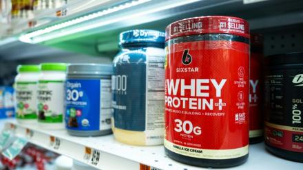 De la protéine de whey en rayon dans une épicerie de Bethesda, dans le Maryland, le 27 juillet 2026