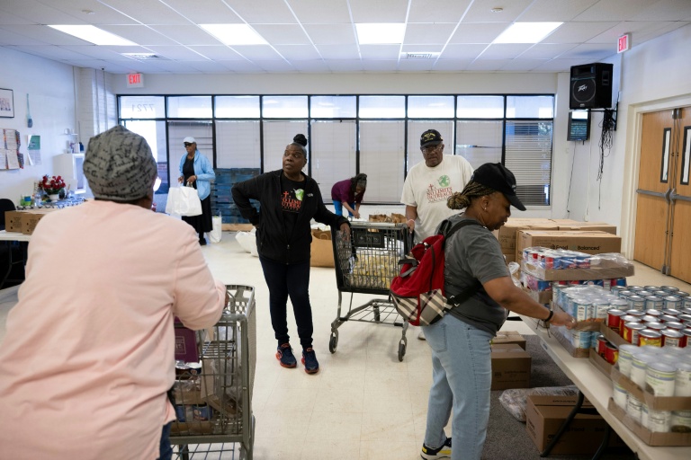Des bénévoles préparent des repas pour les employés fédéraux mis en congé forcé, le 21 octobre 2025 à Hyattsville, dans le Maryland aux Etats-Unis