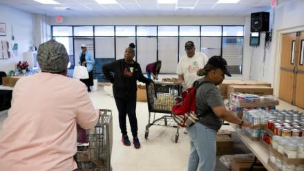 Des bénévoles préparent des repas pour les employés fédéraux mis en congé forcé, le 21 octobre 2025 à Hyattsville, dans le Maryland aux Etats-Unis