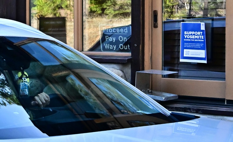 Appel au don sur une guérite fermée d'accès au parc national du Yosemite en Californie, le 24 octobre 2025