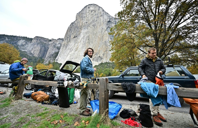 Des grimpeurs s'apprètent à escalader la fameuse paroi d'El Capitan dans le parc national de Yosemite en Californie, le 26 octobre 2025