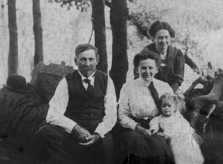 Photo non datée, fournie par la famille McFarland, montrant William DeLyle Frisbee (g)