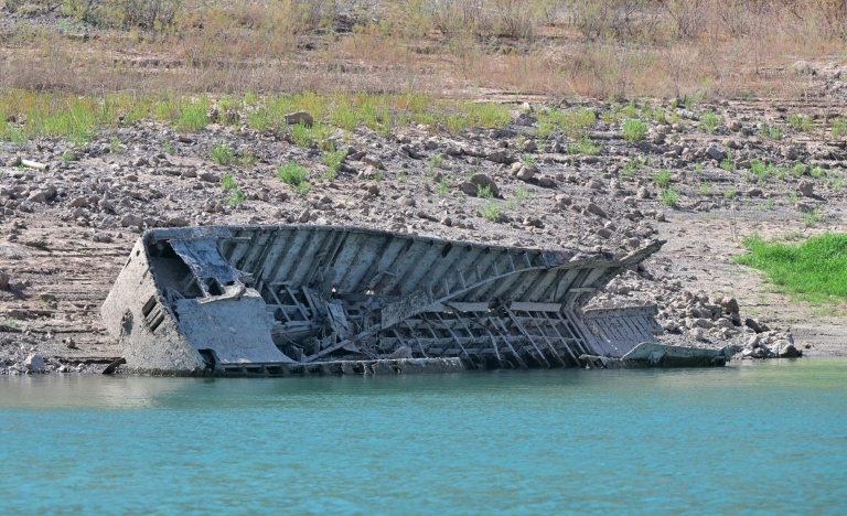 Une carcasse de bateau échouée sur une rive du lac Mead, dans l'Etat du Nevada, aux Etats-Unis, le 21 août 2026