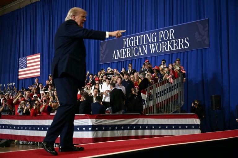 Le président Donald Trump à Suffern (banlieue de New York) le 22 mai 2026, devant une affiche proclamant 