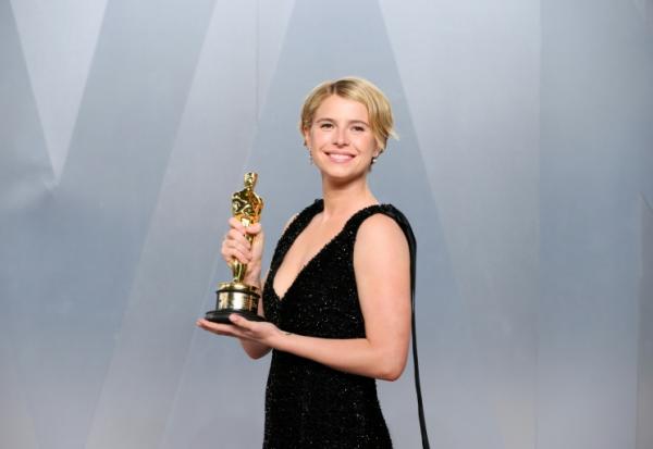 L'actrice irlandaise Jessie Buckley brandit son Oscar de la meilleure actrice pour son rôle dans "Hamnet", le 15 mars 2026 à Los Angeles (Etats-Unis)
