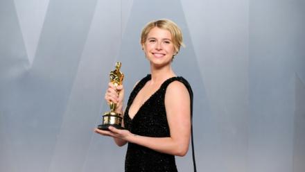 L'actrice irlandaise Jessie Buckley brandit son Oscar de la meilleure actrice pour son rôle dans "Hamnet", le 15 mars 2026 à Los Angeles (Etats-Unis)
