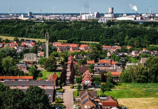 Vue aérienne du village de Moerdijk, dans le sud des Pays-Bas, le 22 juin 2026. Moerdijk est un village portuaire de 1.150 habitants placé entre les ports de Rotterdam et d'Anvers, en Belgique. C'est ici que le gouvernement néerlandais a choisi d'implanter une zone destinée à recevoir l'électricité produite par les parcs éoliens en mer et à rendre plus durable l'industrie portuaire du pays
