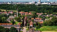Vue aérienne du village de Moerdijk, dans le sud des Pays-Bas, le 22 juin 2026. Moerdijk est un village portuaire de 1.150 habitants placé entre les ports de Rotterdam et d'Anvers, en Belgique. C'est ici que le gouvernement néerlandais a choisi d'implanter une zone destinée à recevoir l'électricité produite par les parcs éoliens en mer et à rendre plus durable l'industrie portuaire du pays