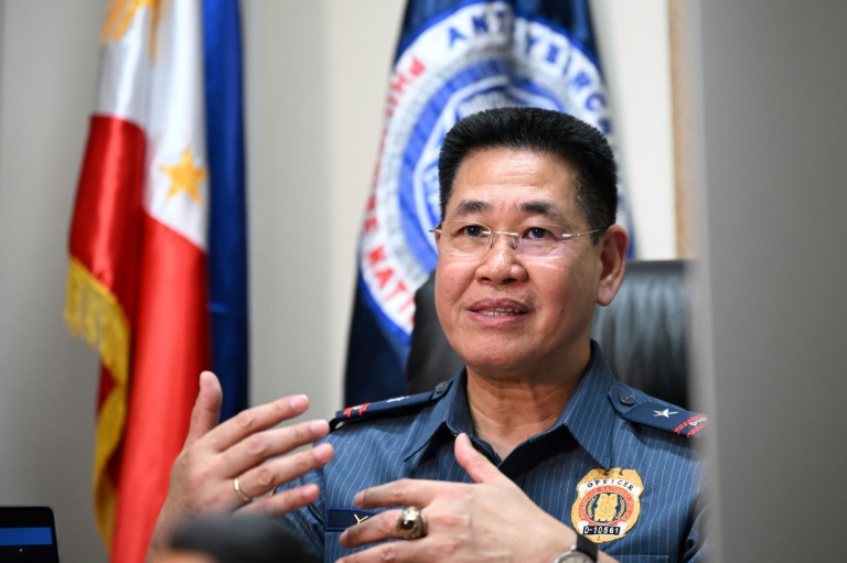 Sur cette photo prise le 29 juillet 2025, le brigadier-général de police Bernard Yang répond aux questions de l'AFP dans son bureau à Manille