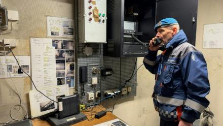 Rune Larsen, sous-officier de la Sécurité civile norvégienne, au téléphone lors d'une visite de presse de l'abri antiaérien de St. Hanshaugen, l'un des plus grands d'Oslo, le 18 mai 2026
