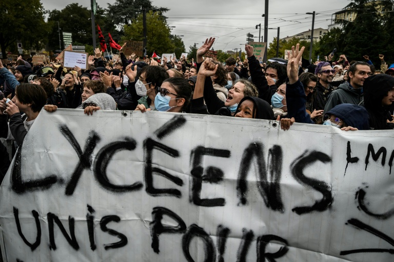 Des protestataires tiennent une banderole lors d'une manifestation de lycéens, le 8 octobre 2026 à Bron (Rhône)