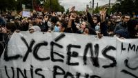 Des protestataires tiennent une banderole lors d'une manifestation de lycéens, le 8 octobre 2026 à Bron (Rhône)