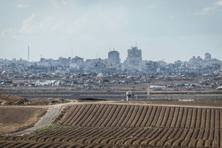 Vue de bâtiments détruits dans le nord de la bande de Gaza, le 6 octobre 2026 depuis Kfar Azza en Israël