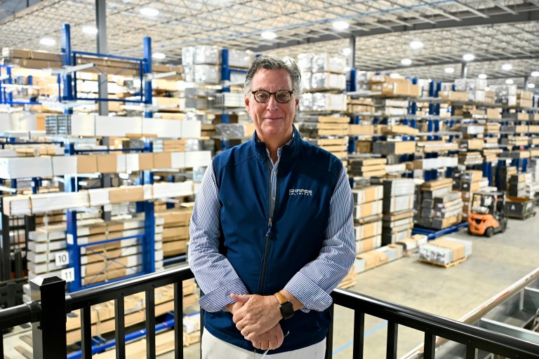 Le patron de Shapes Unlimited Doug Rende dans  l'entrepôt de son entreprise, à North Jackson, dans l'Ohio, le 30 septembre 2026