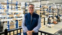 Le patron de Shapes Unlimited Doug Rende dans  l'entrepôt de son entreprise, à North Jackson, dans l'Ohio, le 30 septembre 2026