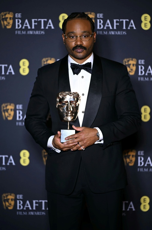 Le réalisateur américain Ryan Coogler pose avec le prix du meilleur scénario original pour 