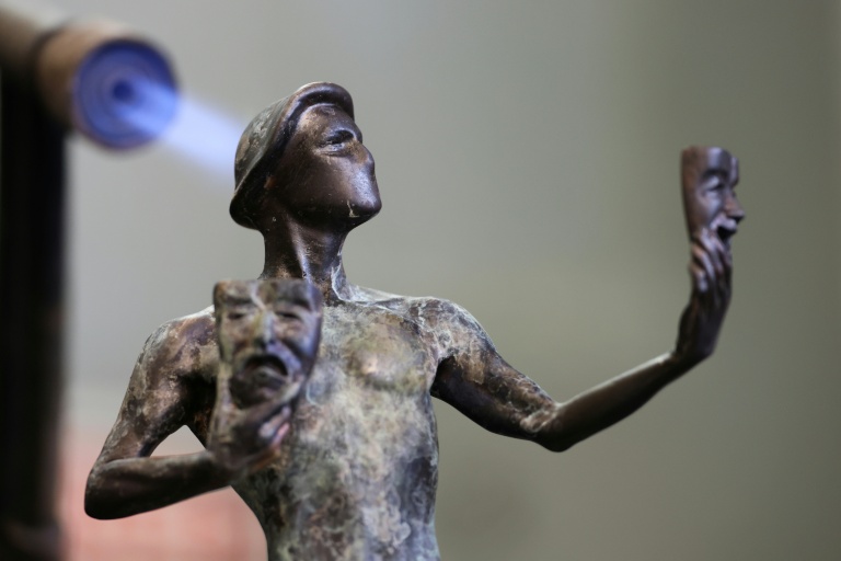 Une statuette des Actor Awards est chauffée à la flamme en prévision de la cérémonie organisée par le syndicat des acteurs américains, SAG-AFTRA, à l'American Fine Arts Foundry de Burbank, en Californie, le 5 février 2026