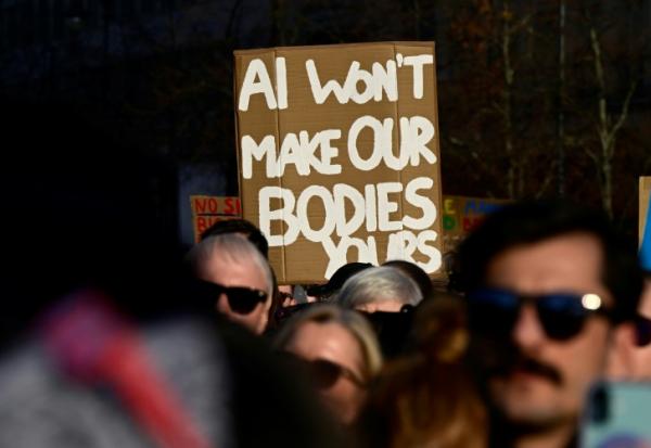 Manifestants à Berlin contre les deepfakes sexualisés le 22 mars 2026