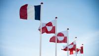 Les drapeaux français et canadien ancadrent ceux du Groenland en face du Parlement de Nuuk, le 6 février 2026