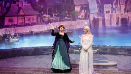 Des actrices interprètent les personnages de "La Reine des neiges", Anna (G) et Elsa, le 24 novembre 2025 à Marne-la-Vallée